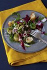 Salada com couve-de-bruxelas e rúcula — Fotografia de Stock