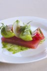 Tranches de tomates vertes et rouges sur pastèque — Photo de stock