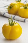 Tomates amarillos Golden Queen - foto de stock
