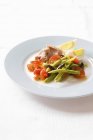 Asparagus and tomato salad with tuna — Stock Photo