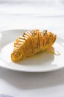 Gebackene Süßkartoffeln auf weißem Teller über Tuch — Stockfoto
