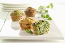 Muffins de brócoli y hierbas - foto de stock