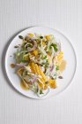 Салат из капусты и кукурузы — стоковое фото