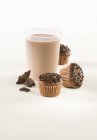 Muffins de chocolate com chocolate quente — Fotografia de Stock