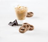 Pretzels de chocolate e café com leite — Fotografia de Stock