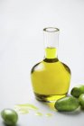 Оливкова олія та зелені оливки — стокове фото