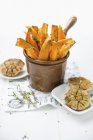 Sweet potato chips and roasted garlic — Stock Photo