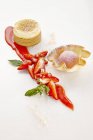 Sorvete de morango em uma tigela de wafer — Fotografia de Stock