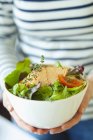 Bowl of salad leaves with fried tuna — Stock Photo