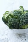 Brócoli fresco en tazón blanco - foto de stock