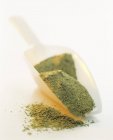 Pó de chá verde em colher — Fotografia de Stock