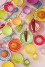Пластиковые миски с мандаринами и чили — стоковое фото