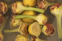 Coeurs d'artichaut dans l'eau de citron — Photo de stock