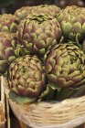 Alcachofas frescas en cesta - foto de stock