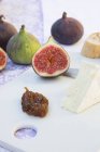Figues fraîches avec pulpe de figue et camembert — Photo de stock