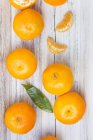 Laranjas de clementina e com folha — Fotografia de Stock