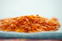 Close-up vista de lentilhas vermelhas heap — Fotografia de Stock