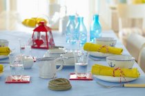 Uma mesa com água e decorações marítimas — Fotografia de Stock