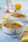 Soupe à la carpe dans un bol à soupe maritime — Photo de stock