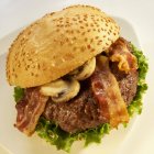 Hamburger con pancetta e funghi — Foto stock