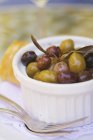 Gemischte Oliven mit Kräutern — Stockfoto