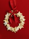 Biscoitos estrela com fita vermelha — Fotografia de Stock