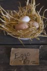Свежие яйца в соломе — стоковое фото