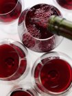 Vin rouge versé dans le verre — Photo de stock