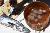 Cleaning fresh-caught kingfish — Stock Photo