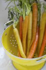 Orangefarbene und gelbe Karotten — Stockfoto