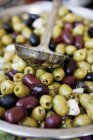 Мариновані зелені та чорні оливки — стокове фото