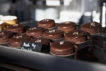 Tortas de chocolate en la panadería - foto de stock