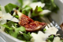 Fresh fig with rocket — Stock Photo