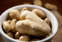 Patatas crudas en tazón - foto de stock