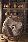 Сільський хліб каштановий — стокове фото