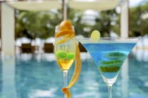 Cocktails tropicaux au bord de la piscine — Photo de stock
