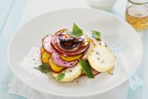 Rote-Bete-Salat mit Käse — Stockfoto