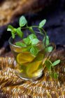 Verre de thé à la menthe poivrée avec tranches de lime — Photo de stock