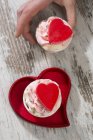 Main tendue pour cupcake — Photo de stock