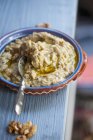 Kiopoolu Paste - Aufstrich aus gegrillten Auberginen und Paprika auf Teller mit Löffel — Stockfoto