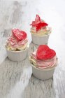 Cupcake con cuori rossi e farfalle — Foto stock