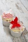 Cupcakes decorated with butterflies — Stock Photo