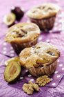 Muffins aux prunes et noix — Photo de stock