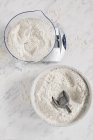 Flour in bowl and on scales — Stock Photo