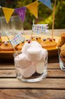 Marshmallows mit Fahnen geschmückt — Stockfoto