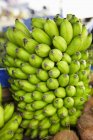 Куча свежих бананов — стоковое фото