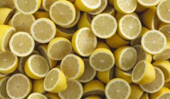 Limones frescos a la mitad - foto de stock