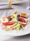 Salade de légumes au pamplemousse et oeuf — Photo de stock