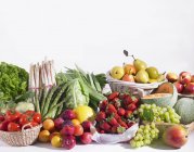 Ассорти видов фруктов и овощей на белом фоне — стоковое фото