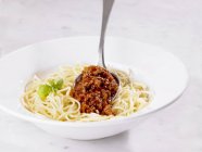 Спагетти-паста-болоньезе — стоковое фото